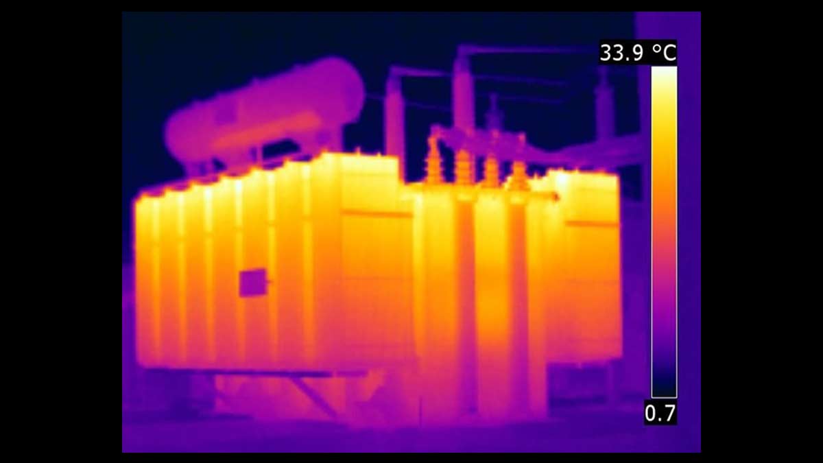 Tecnico DALFAM durante analisi termografica industriale